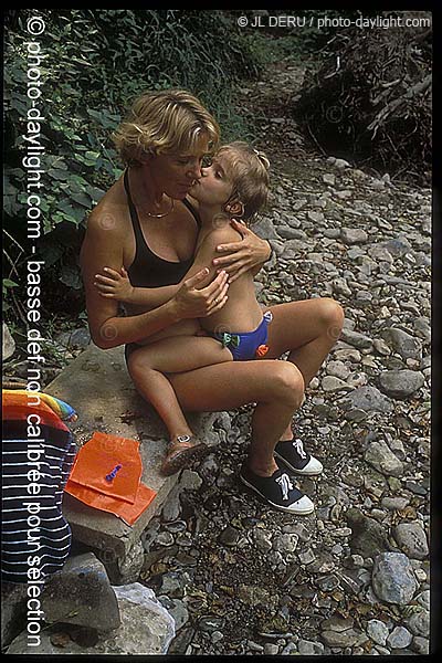 petite fille et sa mre au bord de l'eau - little girl and her mother at the water's edge